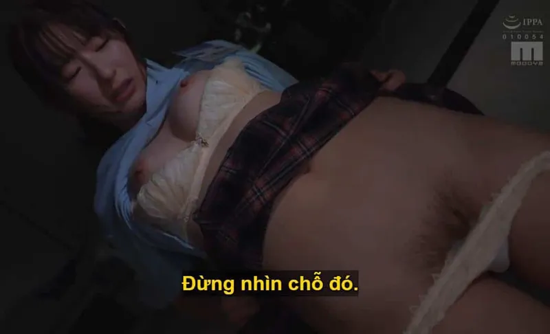 Ông chủ lập mưu "lên giường" với cô nhân viên dưới quyền kiêu kỳ lười nhác, suốt ngày chỉ chăm chăm chat chit cùng người yêu.